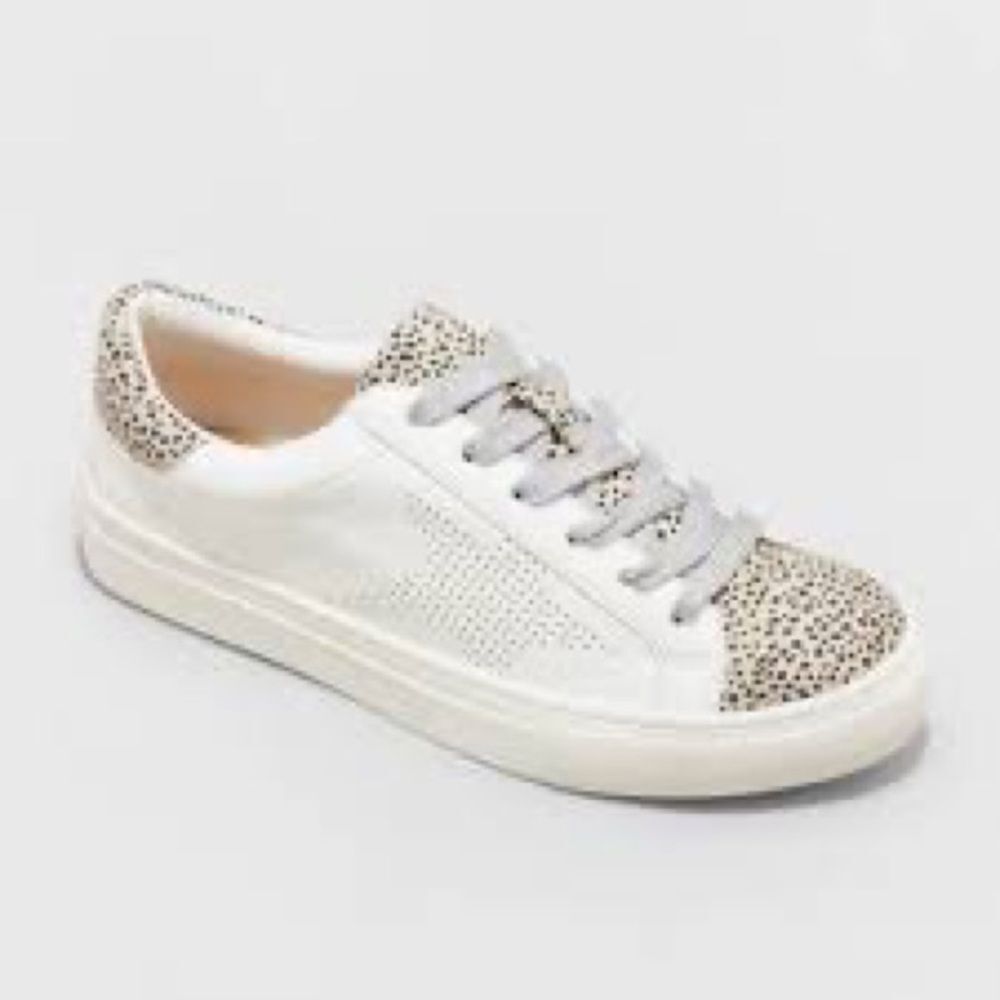 ⭐️nwt Universal Thread Cadey Sneakers⭐️